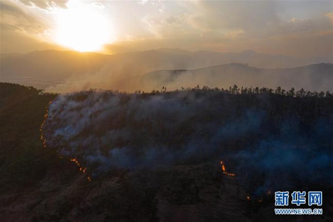 L’incendie de forêt vu du ciel, le 31 mars, à Xichang.