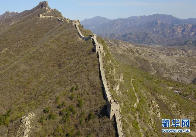 Photo aérienne prise le 13 avril, montrant les paysages printaniers de la section Simatai de la Grande Muraille, à Beijing. (Photos: Zhang Chenlin, Chen Zhonghao/Xinhua)