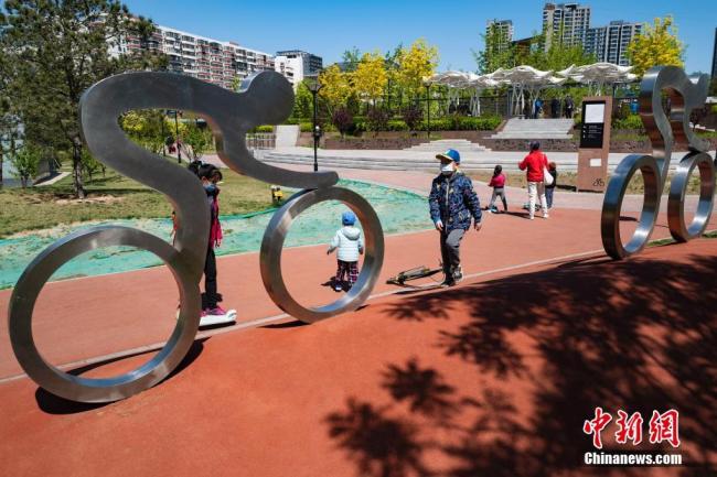  Des enfants s’amusent dans un parc du district de Chaoyang, à Beijing.