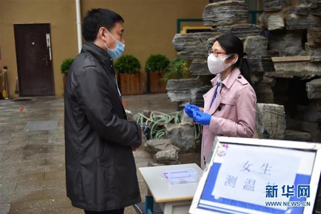 Le 8 mai, l'école secondaire Chenjinglun de Beijing a pris plusieurs mesures préventives contre le COVID-19 pour assurer la rentrée scolaire des classes de terminale. Les élèves de terminale de l'école reprendront les cours le 11 mai.