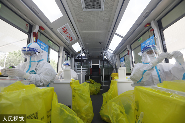 Beijing : mise en service de camions de tests d'acide nucléique