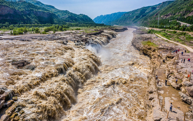 Photos prises le 5 juillet, montrant les paysages magnifiques des chutes de Hukou, dans la province du Shanxi (nord). En raison des précipitations dans les régions en amont, les chutes d'eau de Hukou ont enregistré des courants violents et rapides depuis quelques jours.