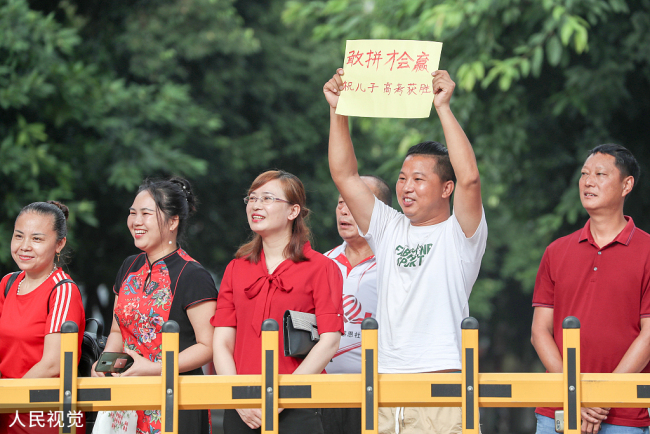 Galerie: des parents et des professeurs souhaitent bonne chance aux candidats du gaokao