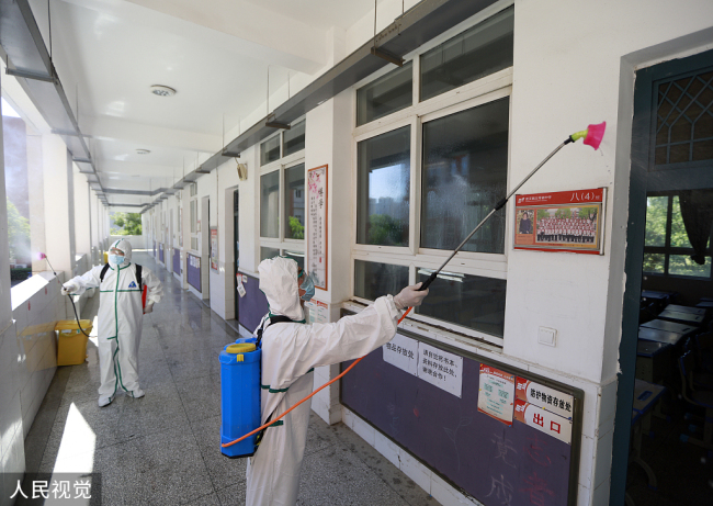 Une opération de désinfection générale a été effectuée par des pompiers dans un lycée à Wuhan afin de se préparer pour la prochaine rentrée. Les élèves ont terminés leurs cours en ligne le 5 juillet et devraient retourner en classe le 10 août.