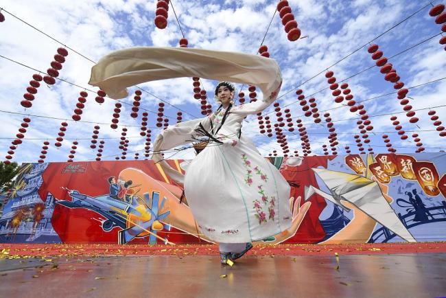 De jeunes artistes font la promotion de l’opéra de Pékin à Changsha