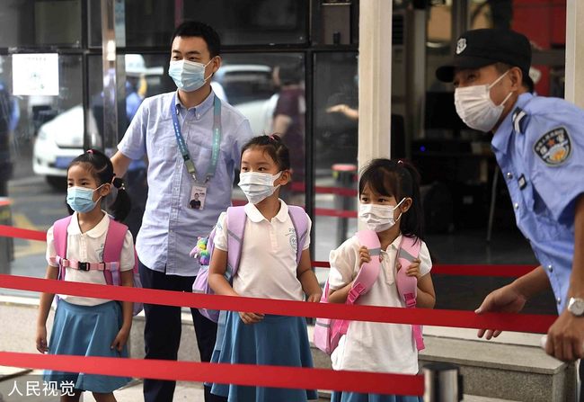 Les élèves des lycées, ceux de première et troisième années du premier cycle du secondaire et de première année du primaire ont repris les cours le 29 août à Beijing. 