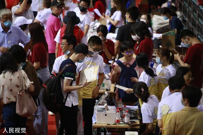 L'université de Pékin a reçu le 1er septembre ses nouveaux élèves de l'année 2020. Les nouveaux étudiants ont pu compléter leur procédure d’admission dans le stade du campus, une mesure prise par l’université pour pouvoir faire respecter la distanciation sociale.