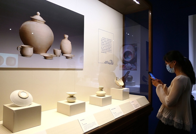 Photo prise le 6 septembre 2020 montrant des objets exposés lors d'une exposition au Musée national de Chine à Beijing, capitale de la Chine. Une exposition sur le thème du commerce maritime des céramiques chinoises dans les temps anciens a débuté ici vendredi.