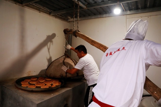 Un pâtissier du Henan transmet les techniques ancestrales de fabrication des gâteaux de lune
