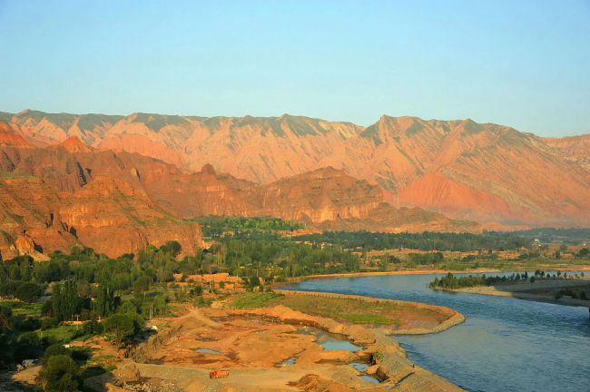 Photo aérienne du fleuve Jaune dans le district autonome Sala de Xunhua, dans la province chinoise du Qinghai (nord-ouest).
