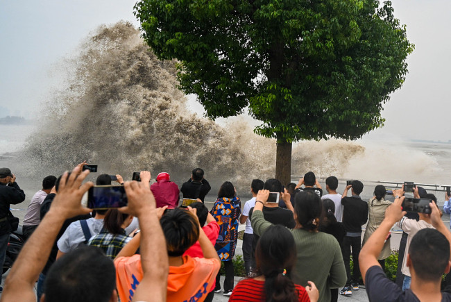 Hangzhou : le mascaret de la rivière Qiantang attire de nombreux spectateurs