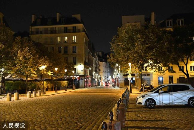 Les rues de Paris désertes au premier jour du couvre-feu