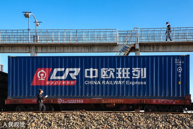 Des policiers contrôlent un train de fret Chine-Europe en partance du port de Horgos, dans la région autonome ouïgoure du Xinjiang, dans le nord-ouest de la Chine, le 20 avril 2020. (Photo : Zhang Jia/CFP.CN)<br>