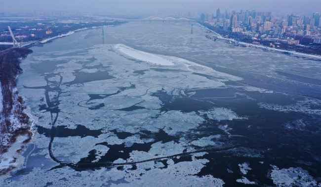 Heilongjiang : la glace se forme sur la rivière Songhua avec la baisse des températures à Harbin