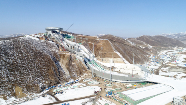 Photos : le Centre national de saut à ski en construction