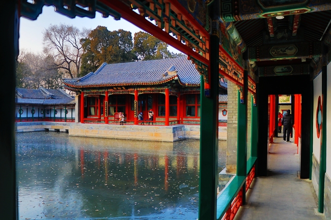 Photo prise le 9 décembre, montrant le pavillon Huafang du parc Beihai à Beijing. Le pavillon a rouvert ses portes mercredi au public après trois mois de rénovation.(Photo/CFP)