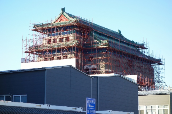 Photos prises le 10 janvier à Beijing, montrant la Tour des Archers de la Porte Zhengyangmen. Les travaux visent à renforcer la structure principale de ce site historique de la capitale chinoise. (Photo/CFP)
