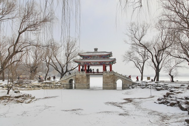 Le Palais d'été enneigé à Beijing, capitale chinoise, le 19 janvier 2021.