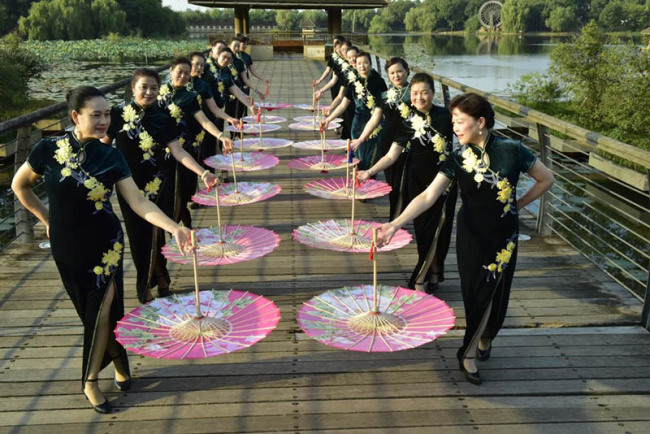 Le 19 octobre 2020, une équipe de femmes habillées en robe chinoise Qipao organise un spectacle dans la résidence de jardin de Singapour du bourg de Jinggang de l'arrondissement de Shushan de la ville de Hefei de la province de l'Anhui (dans l'est de la Chine). (Ge Jun/ Pic.people.com.cn)