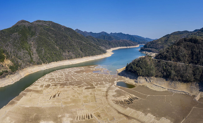 La sécheresse révèle l'emplacement d'un ancien village dans le réservoir de Jiaokou à Ningbo