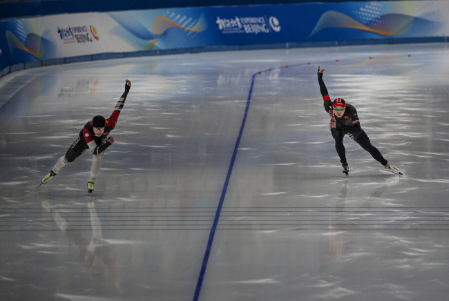 Beijing : tenue des essais sur glace de la course de patinage de vitesse au Ruban de glace