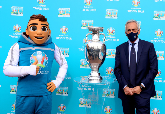 Le trophée du tournoi de football Euro 2020 officiellement présenté à Bucarest