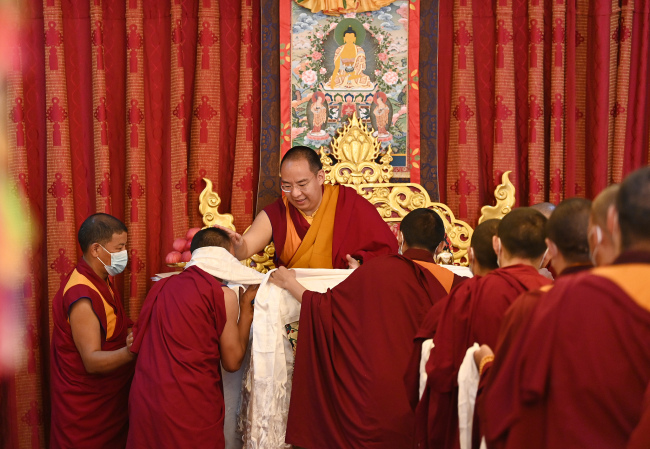 Trente-trois bouddhistes tibétains reçoivent un doctorat spécifique à Beijing