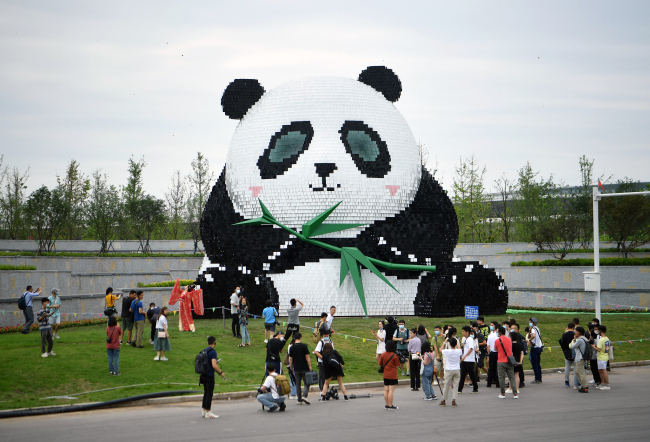 Photo prise le 19 juin, montrant une statue à l’effigie d’un panda devant l'aéroport international Tianfu de Chengdu.