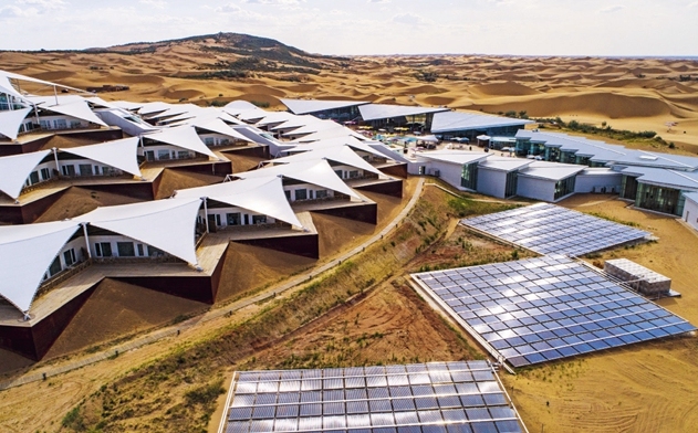 Le Lotus Resort, un hôtel situé dans le désert de Kubuqi, recourt à des modules photovoltaïques pour produire de l’électricité.
