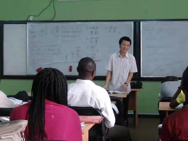 Wang Guofan donne le cours de chinois au Nigéria