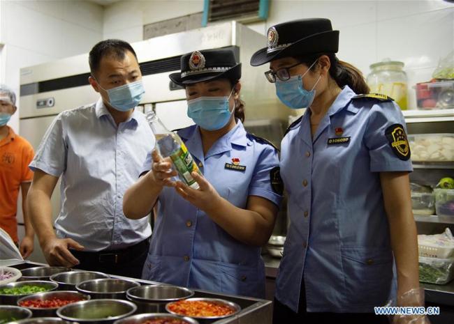 Το προσωπικό της διοίκησης εποπτείας αγοράς της περιοχής Φενγκτάι επιθεωρεί την κουζίνα ενός εστιατορίου στο Πεκίνο, πρωτεύουσα της Κίνας, στις 16 Ιουνίου 2020. (Φωτογραφία / Xinhua)
