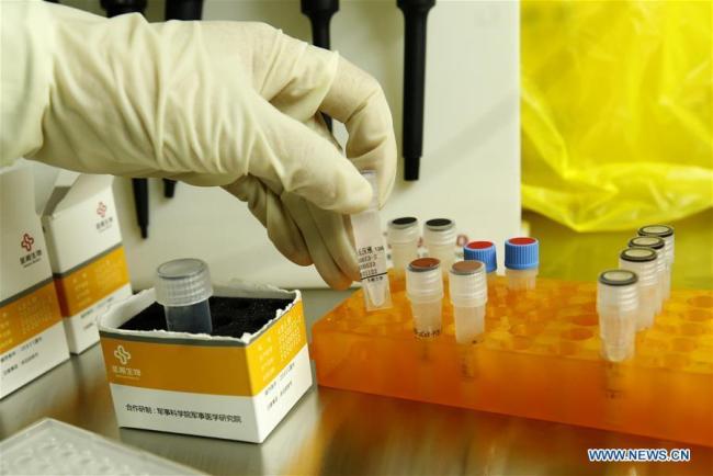 Νοσηλευτής προετοιμάζει δοκιμαστικά αντιδραστήρια στο εργαστήριο αλυσιδωτής αντίδρασης πολυμεράσης (PCR) στο Νοσοκομείο Πουρέν του Πεκίνου, πρωτεύουσα της Κίνας, στις 23 Ιουνίου 2020. Το εργαστήριο PCR τέθηκε σε χρήση στις 15 Ιουνίου για τη διεξαγωγή δοκιμών νουκλεϊκών οξέων για το COVID-19 . (Xinhua / Zhang Yuwei)