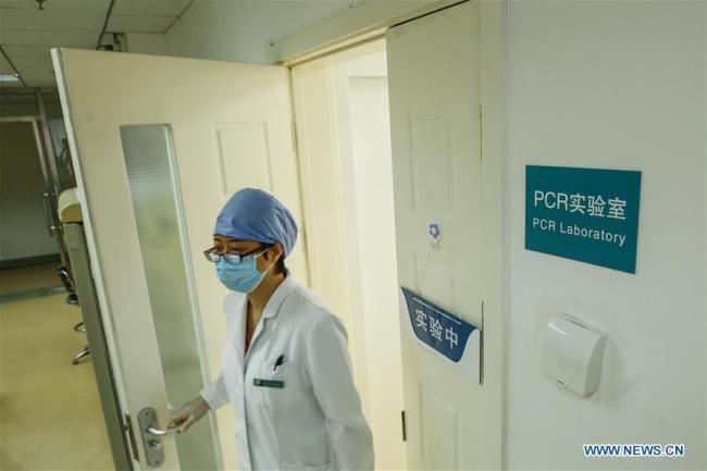 Η Γιανγκ Χουιτζουάν, μια νοσηλεύτρια, βγαίνει από το εργαστήριο αλυσιδωτής αντίδρασης πολυμεράσης (PCR) στο Νοσοκομείο Πουρέν του Πεκίνου, πρωτεύουσα της Κίνας, στις 23 Ιουνίου 2020. (Xinhua / Zhang Yuwei) 
