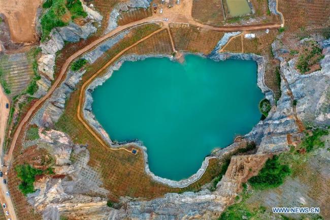 Η εναέρια φωτογραφία που τραβήχτηκε στις 22 Ιουνίου δείχνει μια λίμνη στο χωριό Μαγιοουφάνγκ της κομητείας Λισού, στην επαρχία Τζιλίν της βορειοανατολικής Κίνας. 