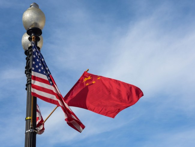 Εθνικές σημαίες της Κίνας (δεξιά) και των Ηνωμένων Πολιτειών. (Xinhua / Bao Dandan)<br>