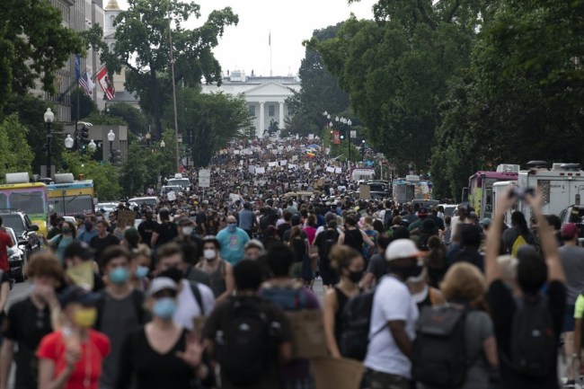 Οι διαδηλωτές βαδίζουν κοντά στον Λευκό Οίκο κατά την διάρκεια διαδήλωσης για το θάνατο του Τζορτζ Φλόιντ στην Ουάσινγκτον, στις Ηνωμένες Πολιτείες, στις 6 Ιουνίου 2020.(Xinhua / Liu Jie)<br>
