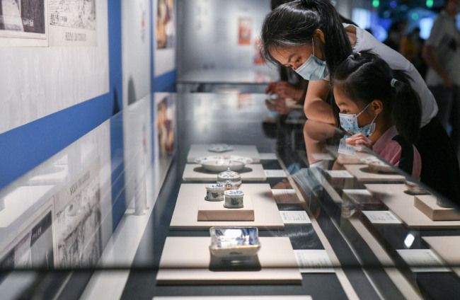 Οι επισκέπτες βλέπουν τα εκθέματα στην έκθεση «Τζινγιάνγκ: Κινεζική και ιαπωνική πορσελάνη Ιμαρι από τη δυναστεία Τσινγκ» στο Μουσείο Τσενγκντού στις 4 Ιουλίου στο Τσενγκντού, στην επαρχία Σιτσουάν της νοτιοδυτικής Κίνας. 