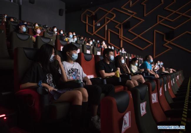 Το κοινό παρακολουθεί μια ταινία σε έναν κινηματογράφο στο Γουχάν, στην επαρχία Χουμπέι της κεντρικής Κίνας, στις 20 Ιουλίου 2020. (φωτογραφία/ Xinhua)