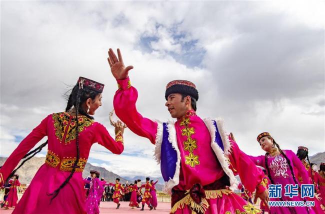 Καλλιτέχνες χορεύουν σε μια τοπική πολιτιστική εκδήλωση στην αυτόνομη κομητεία Τασικουργκάν Τατζίκ στο Σιντζιάνγκ σε φωτογραφία από τις 25 Ιουνίου. [Φωτογραφία / Xinhua]