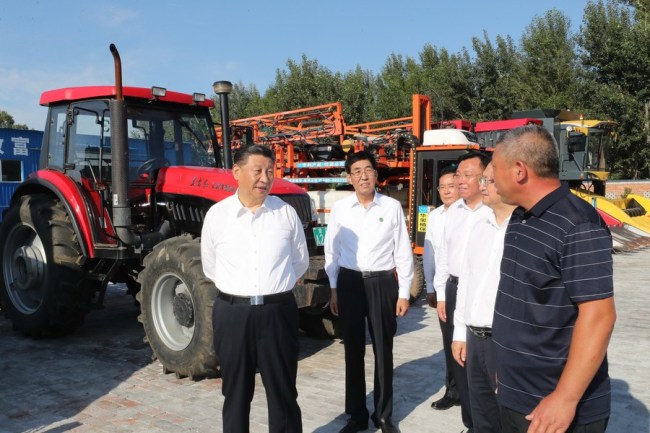 Ο Κινέζος Πρόεδρος Σι Τζινπίνγκ μαθαίνει για τη μηχανοποιημένη και μεγάλης κλίμακας γεωργία σε έναν συνεταιρισμό αγροτών στην κομητεία Λισού της πόλης Σιπίνγκ , επαρχία Τζιλίν της βορειοανατολικής Κίνας, 22 Ιουλίου 2020. (Φωτογραφία /Xinhua)