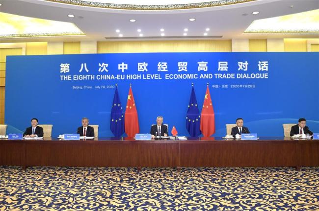 Ο Κινέζος αναπληρωτής πρωθυπουργός Λιού Χε, επίσης μέλος του Πολιτικού Γραφείου της Κεντρικής Επιτροπής του Κομμουνιστικού Κόμματος της Κίνας, συμπροεδρεύει τον 8ο Οικονομικό και Εμπορικό Διάλογο Υψηλού Επιπέδου Κίνας-ΕΕ με τον Valdis Dombrovskis, εκτελεστικό αντιπρόεδρο της Ευρωπαϊκής Επιτροπής, μέσω τηλεδιάσκεψης στις 28 Ιουλίου 2020. (φωτογραφία: Xinhua)