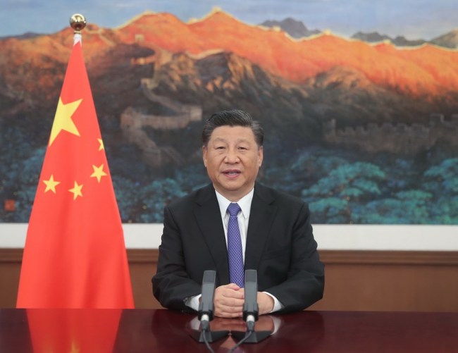 Ο Πρόεδρος Σι Τζινπίνγκ απευθύνεται στην τελετή έναρξης της πέμπτης ετήσιας συνάντησης της Ασιατικής Τράπεζας Επενδύσεων στις Υποδομές (AIIB) μέσω βίντεο συνδέσμου, στο Πεκίνο, πρωτεύουσα της Κίνας, στις 28 Ιουλίου 2020. (Xinhua / Ju Peng)<br>
