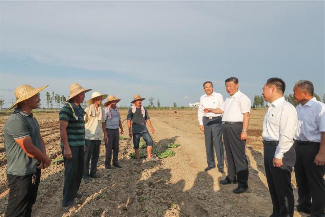 Ο Κινέζος Πρόεδρος Σι Τζινπίνγκ συνομιλεί με χωρικούς στην κομητεία Φουνάν της πόλης Φουγιάνγκ στην επαρχία Ανχούι, στις 18 Αυγούστου 2020. (φωτογραφία / Xinhua)