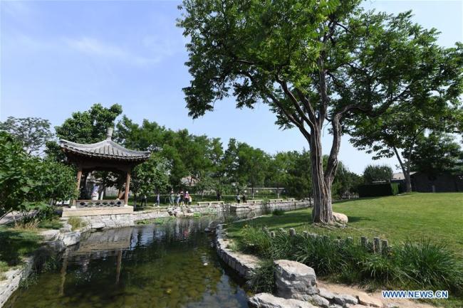 Κόσμος επισκέπτεται το πάρκο Σανλιχέ της περιοχής Ντονγκτσένγκ στο Πεκίνο στις 7 Ιουνίου 2020. Το Πεκίνο, η πρωτεύουσα της Κίνας, μια αρχαία πόλη με ιστορία χιλιάδων ετών, μπαίνει σε μια νέα εποχή καθώς αποκαλύπτεται ένα νέο σχέδιο για την πόλη. Η χώρα ενέκρινε ένα λεπτομερές σχέδιο για την κεντρική περιοχή του Πεκίνου για την περίοδο 2018-2035, τονίζοντας την λειτουργία του στην εξυπηρέτηση κεντρικών διοικητικών οργάνων, καθώς και την σταθερή και τακτική ανακούφιση από ό,τι δεν χρειάζεται να υπάρχει στην πρωτεύουσα. (φωτογραφία / Xinhua)