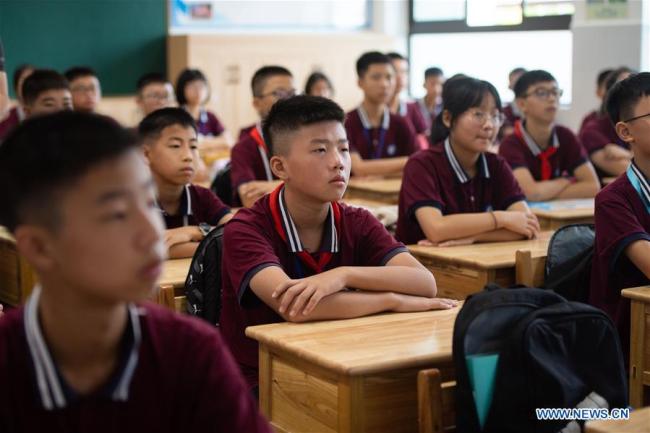 Μαθητές σε μια τάξη στο γυμνάσιο Νταογού του Λιουγιάνγκ στην πόλη Τσανγκσά, πρωτεύουσα της επαρχίας Χουνάν στην κεντρική Κίνα, στις 31 Αυγούστου 2020.