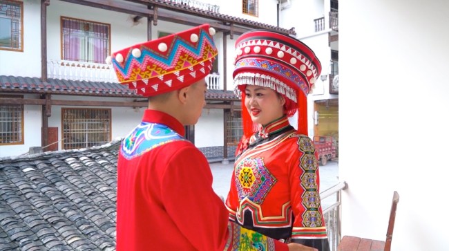 Ένα ερωτευμένο ζευγάρι την ημέρα του γάμου του στην Γιορτή Νιουαρχουέι της πόλης Μπαϊγιανγκπίνγκ, που βρίσκεται στον Αυτόνομο Νομό των Ενσί Τουτζιά και Μιάο, στην επαρχία Χουμπέι της κεντρικής Κίνας, στις 29 Αυγούστου 2020.