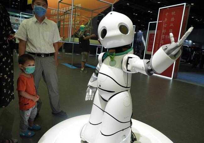 Ρομπότ στον εκθεσιακό χώρο δίπλα στην Φωλιά του Πουλιού της Διεθνούς Έκθεσης της Κίνας για το Εμπόριο και τις Υπηρεσίες στο Πεκίνο, στις 6 Σεπτεμβρίου 2020.<br>