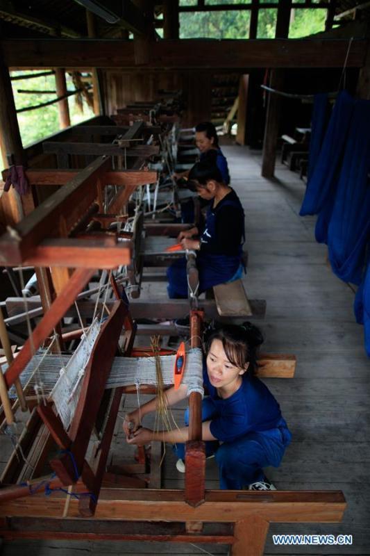 Γυναίκες υφαίνουν σε εργαστήρι στο χωριό Φενγκντένγκ Ντονγκ της κομητείας Ρονγκτζιάνγκ, στην επαρχία Γκουιτζόου της νοτιοδυτικής Κίνας στις 6 Σεπτεμβρίου 2020. <br>