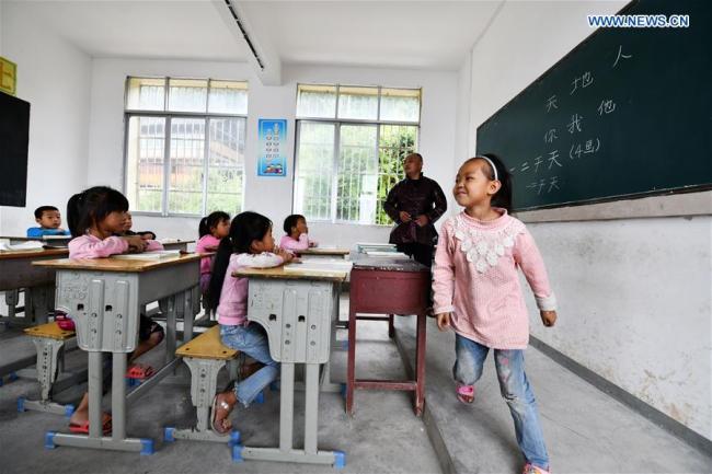 Ο Γκουν Λουτσουάν διδάσκει σε μια τάξη στο Δημοτικό σχολείο Μιαομπέν στον Δήμο Τζονγκτσένγκ, στην κομητεία Ρονγκτζιάνγκ της επαρχίας Γκουιτζόου της νοτιοδυτικής Κίνας, στις 8 Σεπτεμβρίου 2020. 