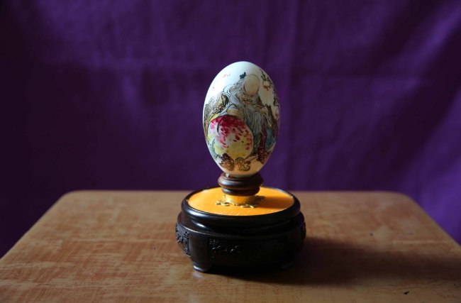 Σε αυτό το αυγό έχει ζωγραφιστεί το πορτραίτο του Σόου Σινγκ, του Κινέζου θεού της μακροζωίας, από τον Ρουάν Χαϊλίν, έναν συνταξιούχο από το Ναντόνγκ που βρίσκεται στην επαρχία Τζιανγκσού της ανατολικής Κίνας. <br>